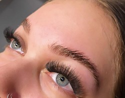 Those brows. Brow tint, lamination, lash tint and lift.